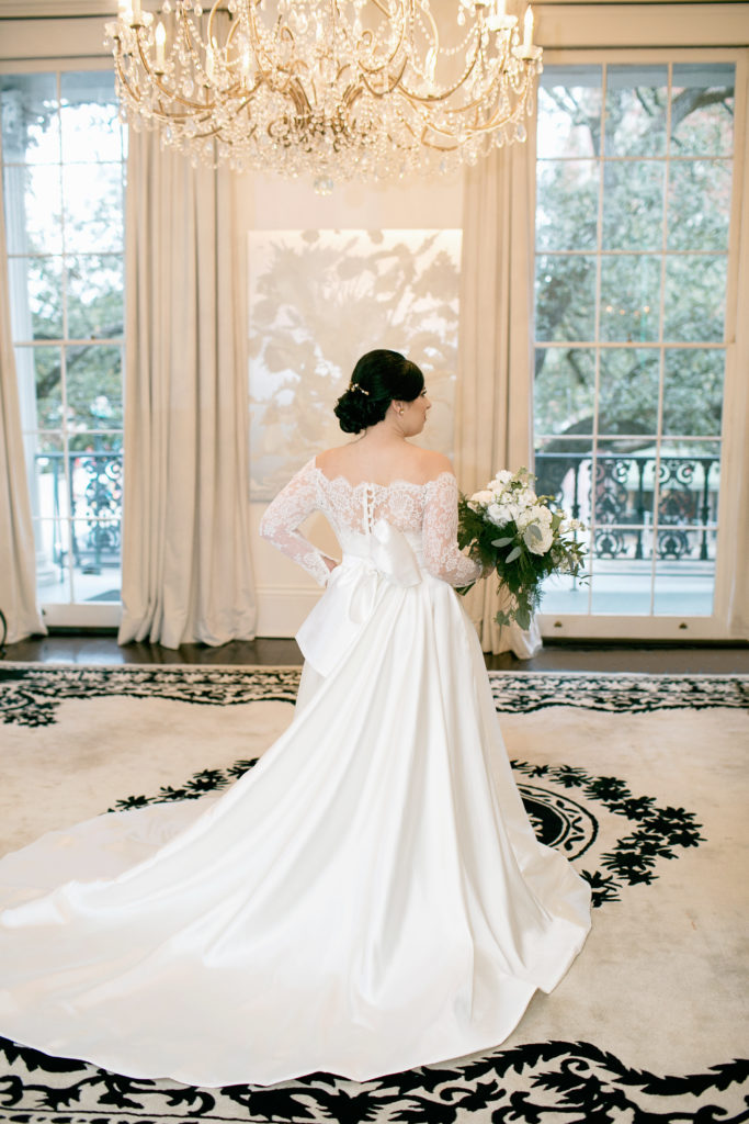 bride shows off back of rebecca schoneveld gown at jon vaccari house