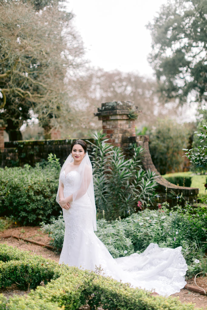 bride posing at longue vue house and gardens